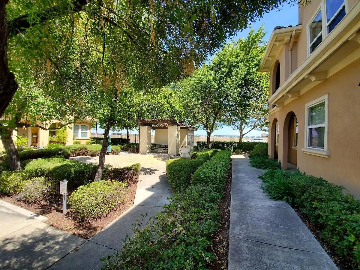 Exclusive Westlake Condo W/ Gym, Pool, Washer & Dryer In Unit & Private Garage Sacramento Aparthotel